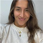 Estudiante de 25 años imparte clases particulares a alumnos y alumnas de primaria